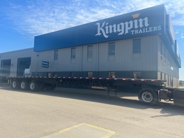 Trucks to Tractors: Versatile Kingpin Trailers for Hauling Heavy Equipment